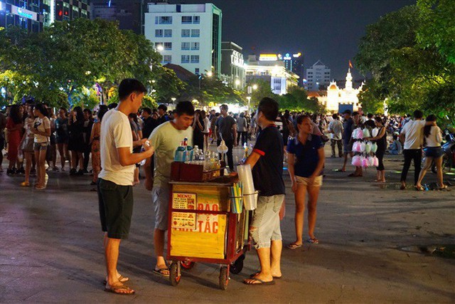 TP Hồ Chí Minh: Dẹp loạn tại các phố đi bộ - Ảnh 1.