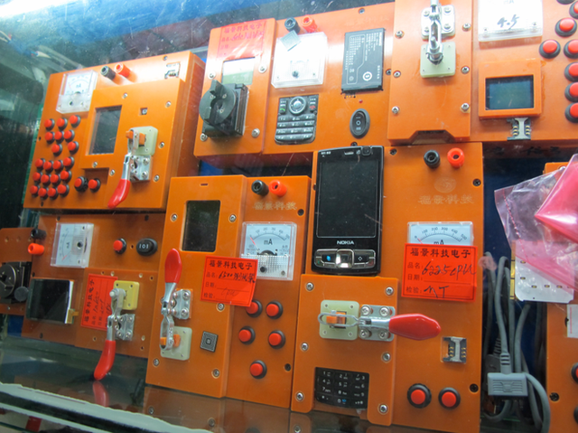 Cách những chiếc smartphone bị rã nhỏ tới từng chi tiết ở chợ bán đồ cũ vỉa hè - Ảnh 3.