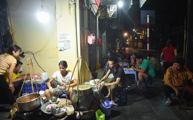 Những hàng ăn ở Hà Nội chỉ mở lúc rạng sáng và nghỉ bán khi mặt trời vừa lên, dù gió rét vẫn tấp nập người qua lại - Ảnh 2.