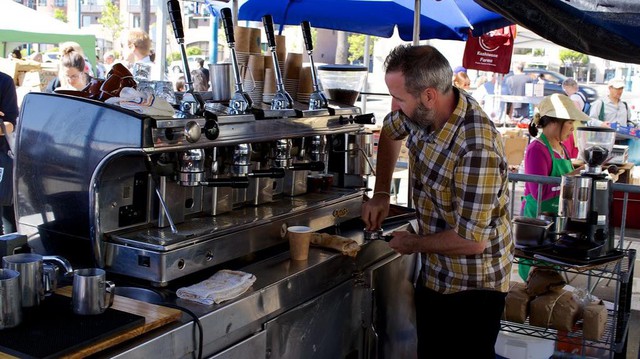 Từ nghệ sĩ thổi kèn bán cà phê xe đẩy trở thành nhà sáng lập tập đoàn trị giá 700 triệu USD phục vụ cà phê đặc sản sang chảnh hơn cả Starbucks - Ảnh 2.