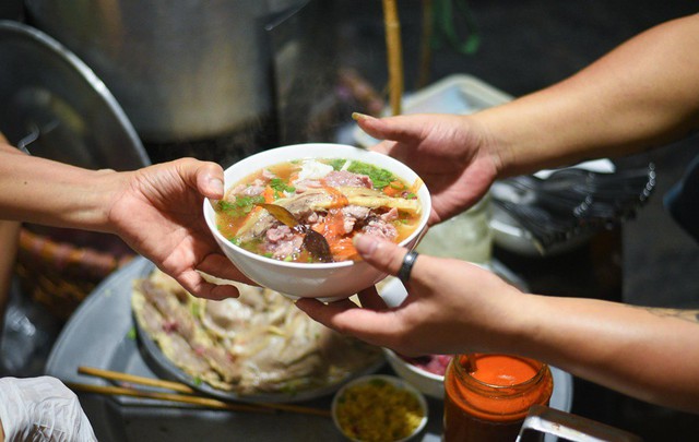 Những hàng ăn ở Hà Nội chỉ mở lúc rạng sáng và nghỉ bán khi mặt trời vừa lên, dù gió rét vẫn tấp nập người qua lại - Ảnh 5.