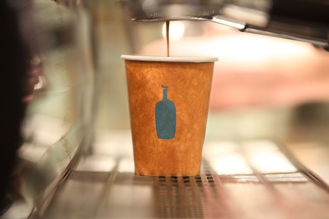 Từ nghệ sĩ thổi kèn bán cà phê xe đẩy trở thành nhà sáng lập tập đoàn trị giá 700 triệu USD phục vụ cà phê đặc sản sang chảnh hơn cả Starbucks - Ảnh 4.