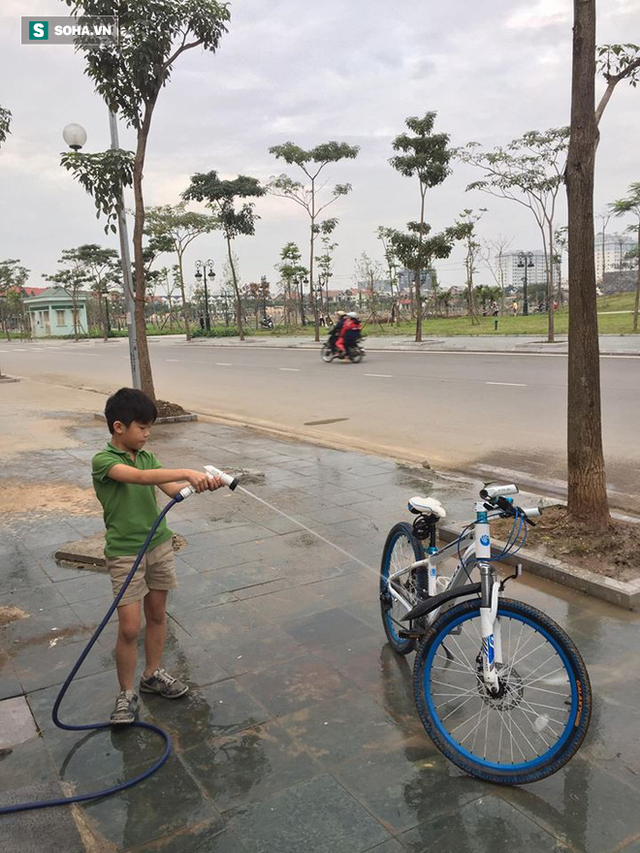  Bé trai bị bỏ quên trên xe bus trường và 9 tiếng lang thang tìm đường về nhà - Ảnh 6.