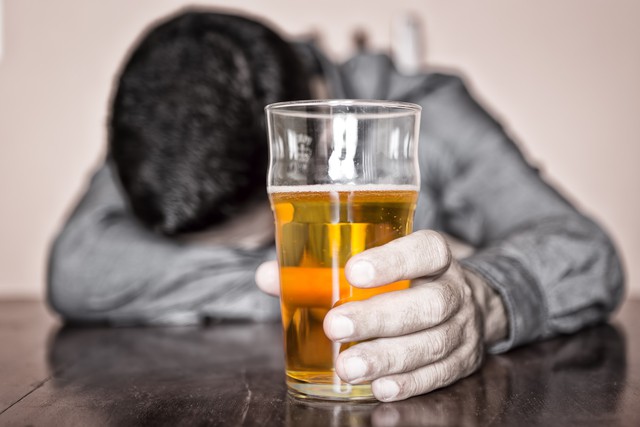 Những thói quen uống bia hại khủng khiếp mà có thể bạn cũng đang mắc phải - Ảnh 1.