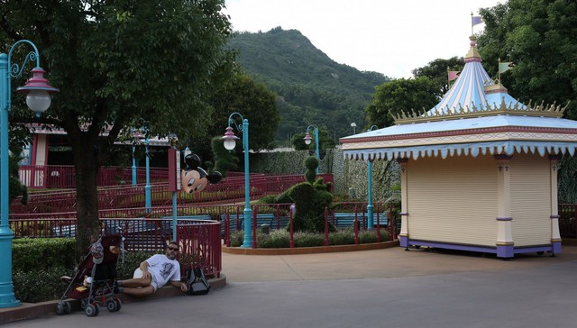 Disneyland Hong Kong vắng như chùa bà Đanh vì bất ổn chính trị - Ảnh 2.