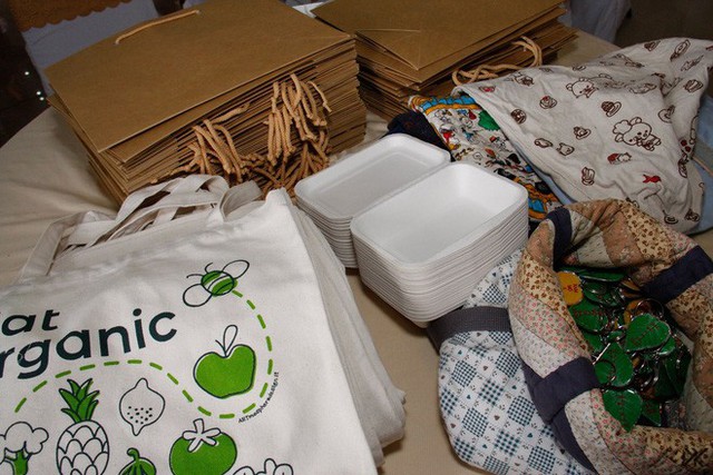 Đám cưới #livegreen dễ thương hết sức ở Lâm Đồng: Cô dâu chú rể nói không với túi nilon và chai nhựa, chuẩn bị sẵn túi vải cho khách - Ảnh 6. Đám cưới #livegreen dễ thương hết sức ở Lâm Đồng: Cô dâu chú rể nói không với túi nilon và chai nhựa, chuẩn bị sẵn túi vải cho khách - Ảnh 6.