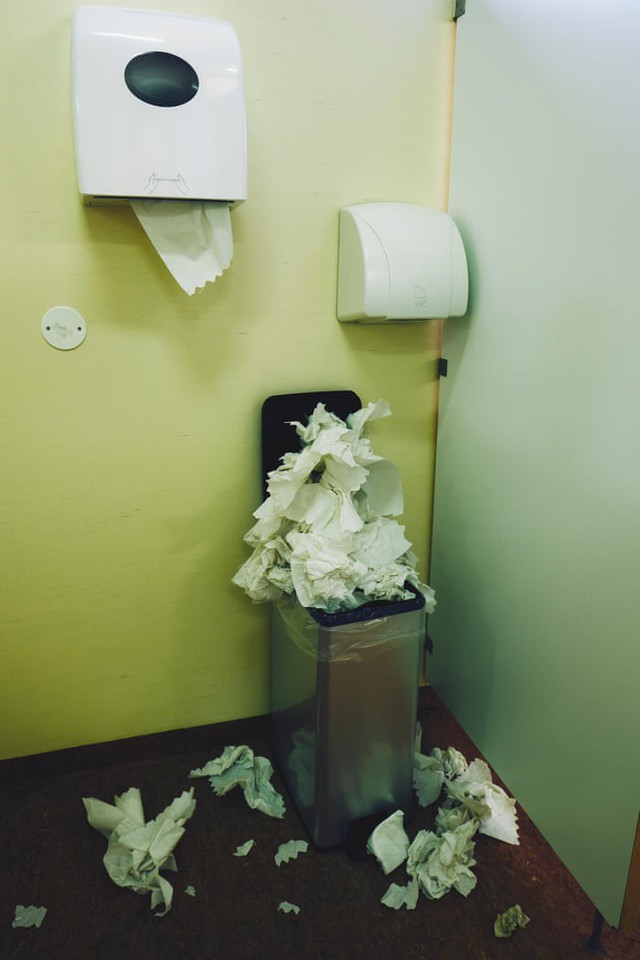 Giấy vệ sinh vs Máy sấy tay: Cuộc đại chiến không hồi kết trong toilet - Ảnh 3.