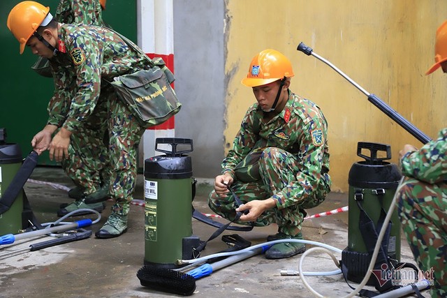 Rùng mình kho hàng Rạng Đông lần đầu tiết lộ, binh sĩ kín mít tẩy độc - Ảnh 13.