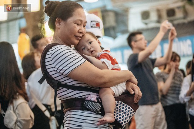Phố bích họa Phùng Hưng đông kinh hoàng đêm trước Trung thu: Lúc đi hết mình lúc về hết hồn! - Ảnh 16.