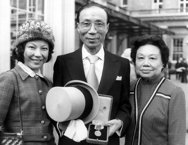 Chuyện tình huyền thoại nhưng gây tranh cãi của tỷ phú Hồng Kông: Yêu ròng rã suốt 45 năm trời và lễ cưới được tổ chức khi đã 90 tuổi - Ảnh 3.
