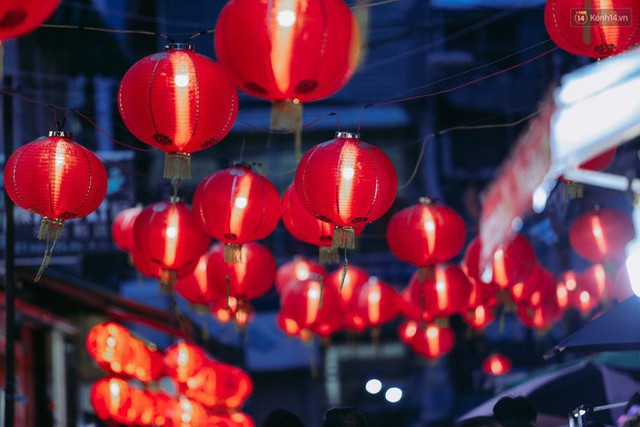 Hàng ngàn người chen nhau toát mồ hôi tại Phố lồng đèn Sài Gòn trong đêm Trung thu - Ảnh 2.