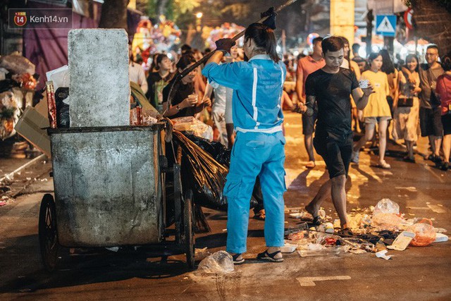 Trung thu đi qua để lại bãi rác siêu to khổng lồ ở khu chợ truyền thống Hà Nội - Ảnh 11.