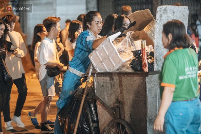 Trung thu đi qua để lại bãi rác siêu to khổng lồ ở khu chợ truyền thống Hà Nội - Ảnh 12.