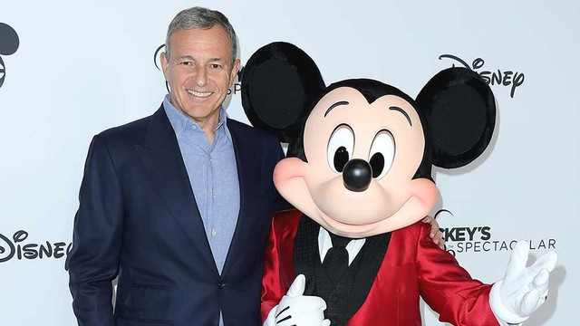 Sếp Disney rời ghế hội đồng Apple trước khi hai công ty đối đầu nhau - Ảnh 1.