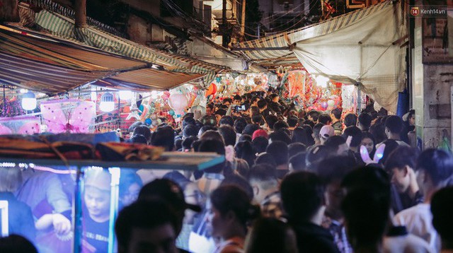 Hàng ngàn người chen nhau toát mồ hôi tại Phố lồng đèn Sài Gòn trong đêm Trung thu - Ảnh 6.