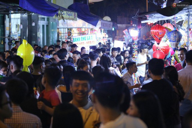 Hàng ngàn người chen nhau toát mồ hôi tại Phố lồng đèn Sài Gòn trong đêm Trung thu - Ảnh 8.