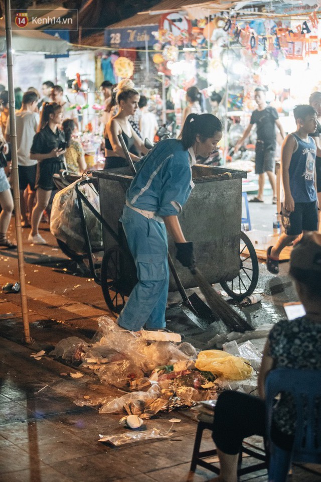 Trung thu đi qua để lại bãi rác siêu to khổng lồ ở khu chợ truyền thống Hà Nội - Ảnh 10.