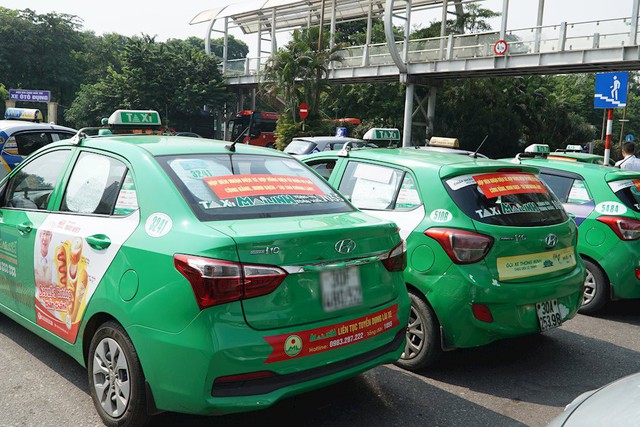 Hàng trăm tài xế taxi truyền thống tập trung dán biểu ngữ đòi gắn hộp đèn cho taxi công nghệ - Ảnh 2.