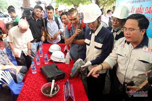 Đàn cá Koi Nhật Bản bơi tung tăng trên sông Tô Lịch ngày nắng nóng - Ảnh 18.