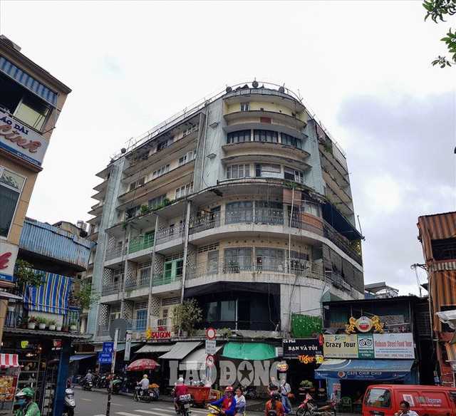  Cận cảnh những hộ dân sống trong nguy hiểm giữa trung tâm Sài Gòn - Ảnh 1.