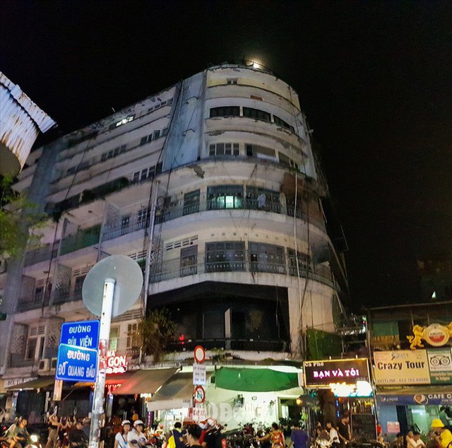  Cận cảnh những hộ dân sống trong nguy hiểm giữa trung tâm Sài Gòn - Ảnh 13.
