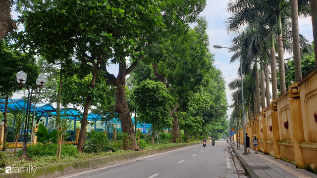 Chùm ảnh Hà Nội buổi sớm ngày Quốc khánh vắng hoe xe cộ, mọi người đổ xuống đường chụp ảnh, vui chơi - Ảnh 11.