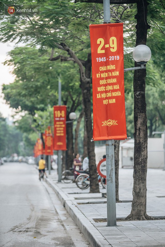 Hà Nội của sớm mai ngày Tết Độc lập: Buổi lễ chào cờ thiêng liêng trước Quảng trường Ba Đình, đường phố bình yên nhẹ nhàng - Ảnh 17.