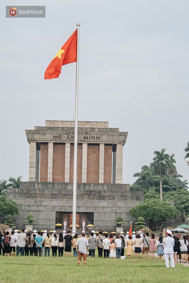 Hà Nội của sớm mai ngày Tết Độc lập: Buổi lễ chào cờ thiêng liêng trước Quảng trường Ba Đình, đường phố bình yên nhẹ nhàng - Ảnh 4.