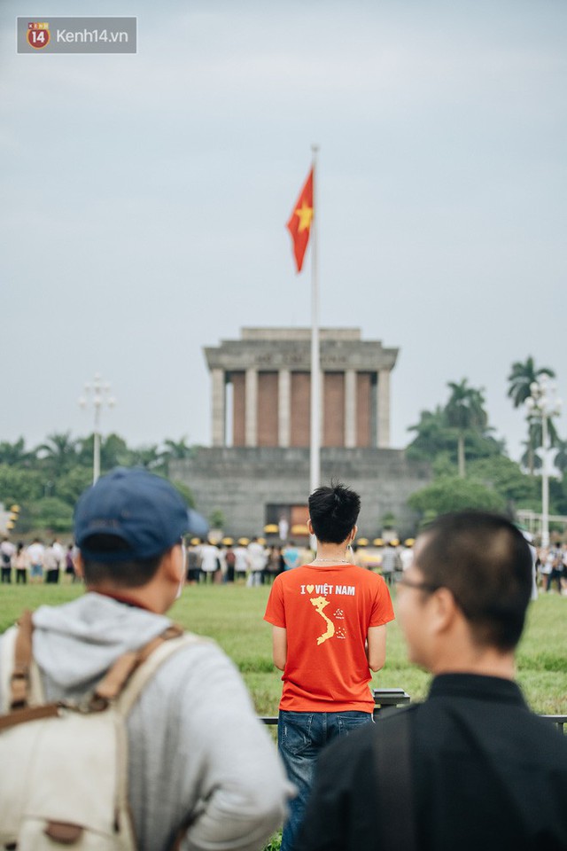 Hà Nội của sớm mai ngày Tết Độc lập: Buổi lễ chào cờ thiêng liêng trước Quảng trường Ba Đình, đường phố bình yên nhẹ nhàng - Ảnh 5.