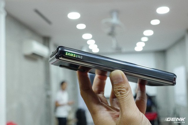 Quan tâm iPhone 11 làm gì, xem Galaxy Fold vừa mới về Việt Nam đây này! - Ảnh 2.