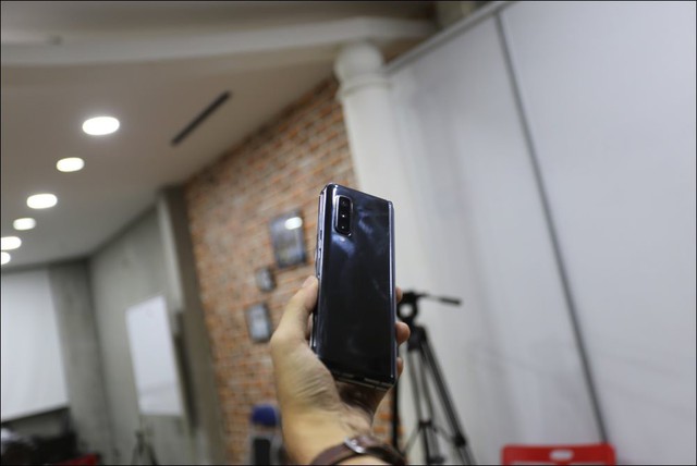 Bỏ gần 100 triệu đồng để sở hữu Galaxy Fold tại Việt Nam - Ảnh 3.