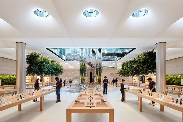 Bên trong Apple Store Fifth Avenue huyền thoại ngày mở cửa trở lại - Ảnh 2.