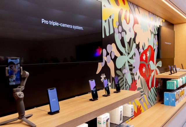 Bên trong Apple Store Fifth Avenue huyền thoại ngày mở cửa trở lại - Ảnh 4.