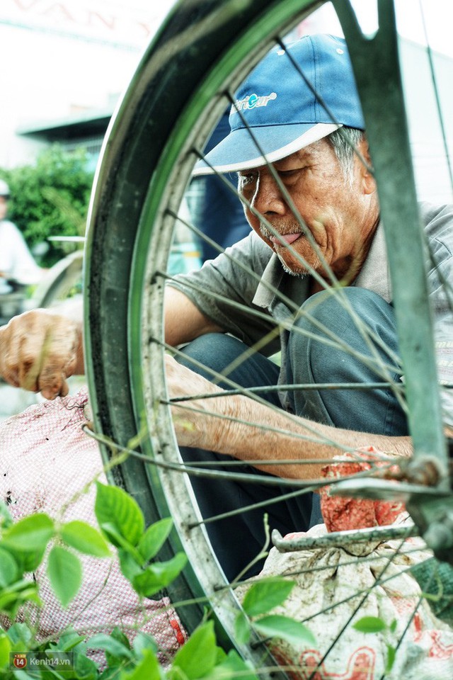 Cụ ông lặng lẽ dầm mưa dãi nắng 6 năm trời vá đường ở miền Tây: Mình cứ thiệt thà, rồi người ta cũng mến! - Ảnh 6.