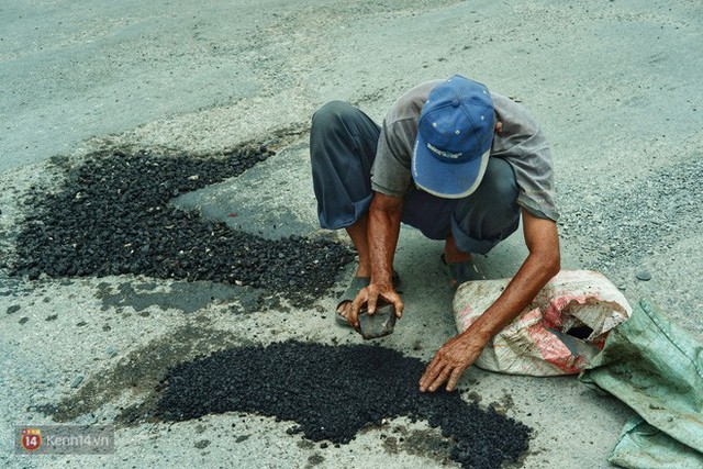 Cụ ông lặng lẽ dầm mưa dãi nắng 6 năm trời vá đường ở miền Tây: Mình cứ thiệt thà, rồi người ta cũng mến! - Ảnh 7.