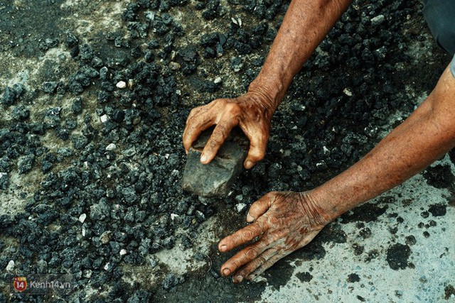 Cụ ông lặng lẽ dầm mưa dãi nắng 6 năm trời vá đường ở miền Tây: Mình cứ thiệt thà, rồi người ta cũng mến! - Ảnh 9.