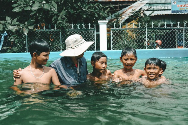 Bà Sáu Thia, người 17 năm dạy bơi miễn phí cho hàng ngàn trẻ em vùng sông nước - Ảnh 7.