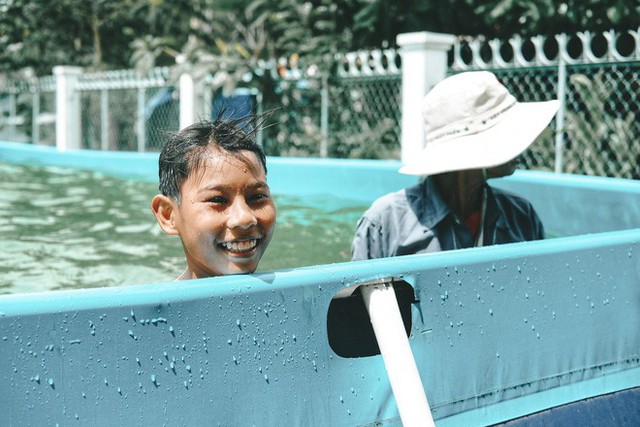 Bà Sáu Thia, người 17 năm dạy bơi miễn phí cho hàng ngàn trẻ em vùng sông nước - Ảnh 9.