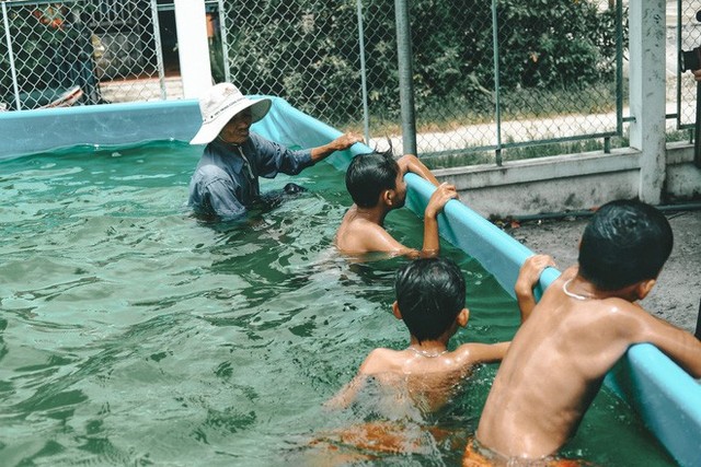Bà Sáu Thia, người 17 năm dạy bơi miễn phí cho hàng ngàn trẻ em vùng sông nước - Ảnh 10.
