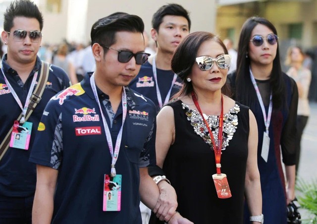 Gia tộc Red Bull: Ông nội từ tay trắng thành tỷ phú Thái Lan, cháu đích tôn sống xa xỉ, lái xe gây tai nạn chết người vẫn chưa đền tội - Ảnh 11. Gia tộc Red Bull: Ông nội từ tay trắng thành tỷ phú Thái Lan, cháu đích tôn sống xa xỉ, lái xe gây tai nạn chết người vẫn chưa đền tội - Ảnh 11.