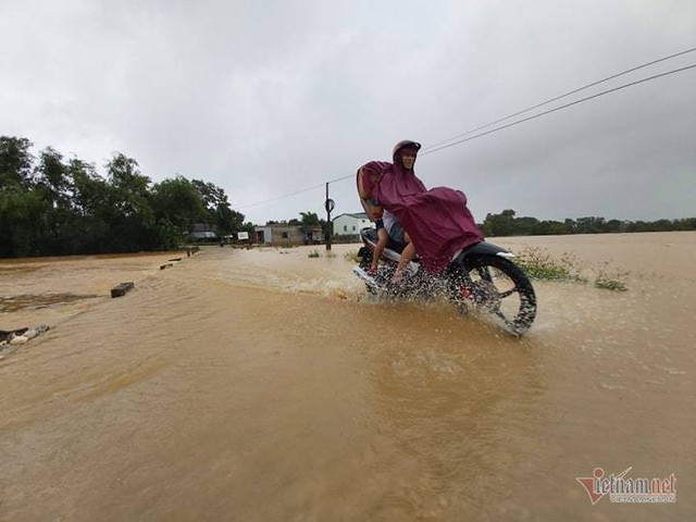 Mưa lớn suốt 2 ngày, thủy điện xả lũ, hàng trăm dân Hà Tĩnh bị cô lập - Ảnh 5.