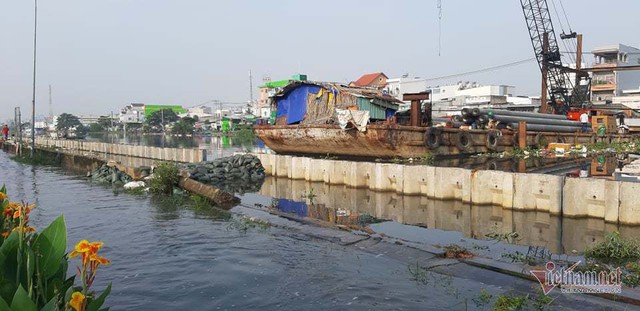 Triều cường vỡ bờ bao 30m, nước bủa vây khu dân cư ở Sài Gòn - Ảnh 1.