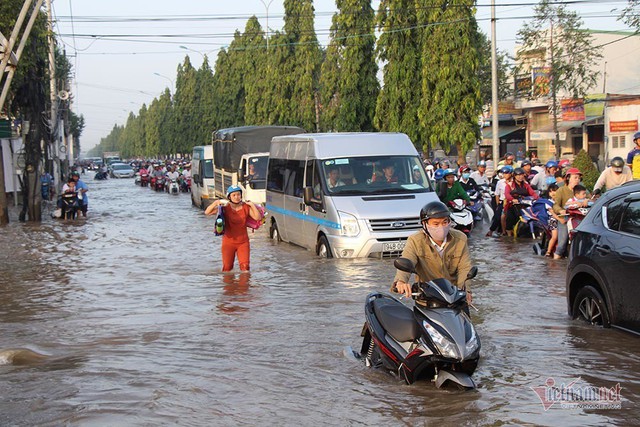 Đưa con đi học từ 5 rưỡi sáng, người Cần Thơ ngao ngán bơi trong biển nước - Ảnh 13.