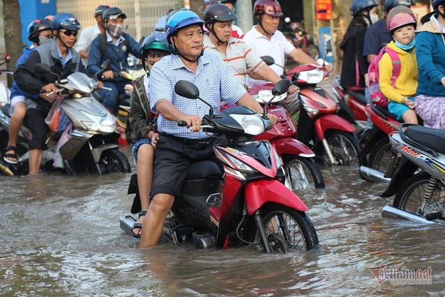 Đưa con đi học từ 5 rưỡi sáng, người Cần Thơ ngao ngán bơi trong biển nước - Ảnh 17.