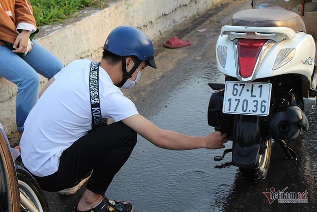 Đưa con đi học từ 5 rưỡi sáng, người Cần Thơ ngao ngán bơi trong biển nước - Ảnh 20.