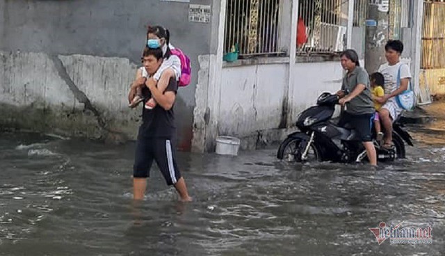 Triều cường vỡ bờ bao 30m, nước bủa vây khu dân cư ở Sài Gòn - Ảnh 4.