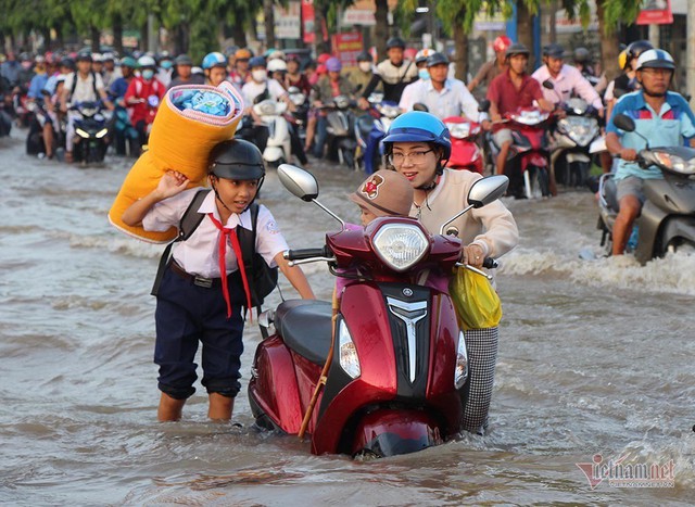 Đưa con đi học từ 5 rưỡi sáng, người Cần Thơ ngao ngán bơi trong biển nước - Ảnh 5.