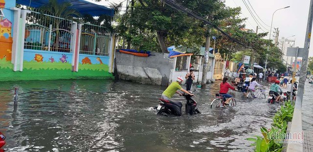 Triều cường vỡ bờ bao 30m, nước bủa vây khu dân cư ở Sài Gòn - Ảnh 6.