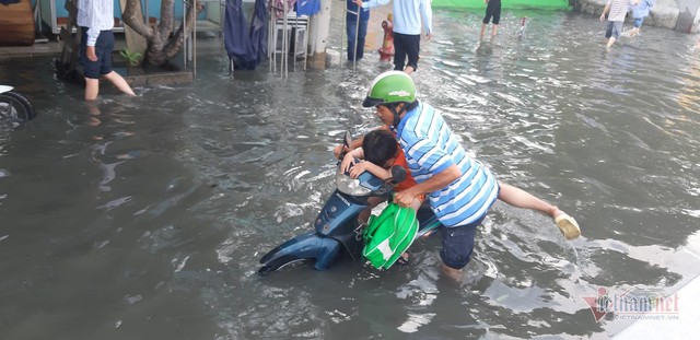 Triều cường vỡ bờ bao 30m, nước bủa vây khu dân cư ở Sài Gòn - Ảnh 7.