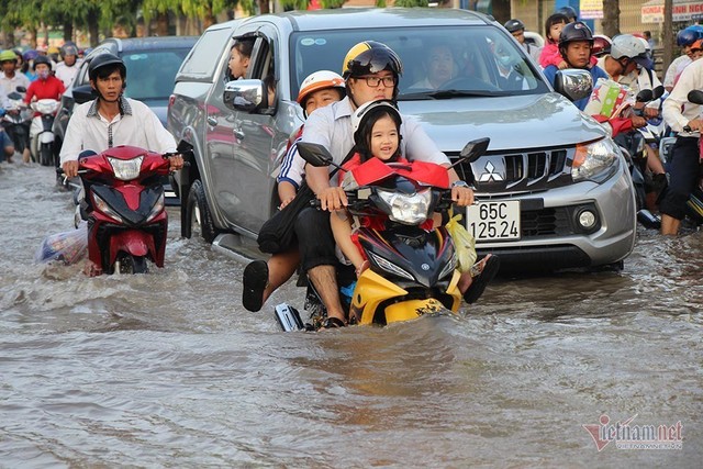 Đưa con đi học từ 5 rưỡi sáng, người Cần Thơ ngao ngán bơi trong biển nước - Ảnh 9.